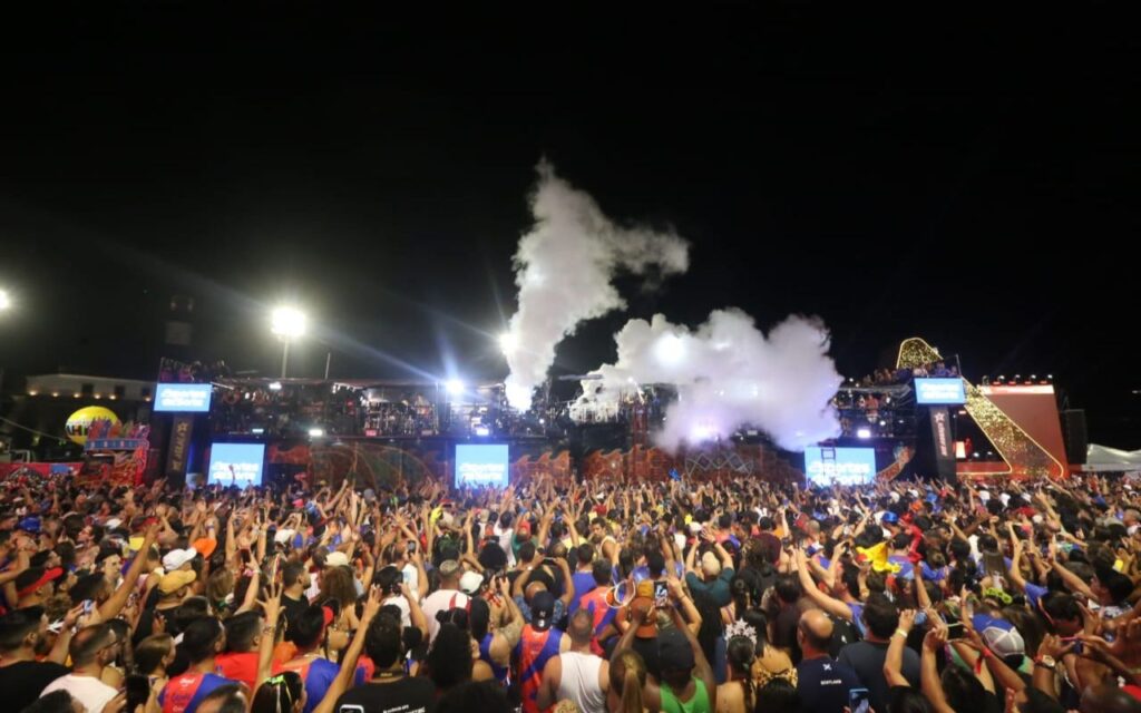 Durval Lelys arrasta uma multidão no circuito Barra/Ondina