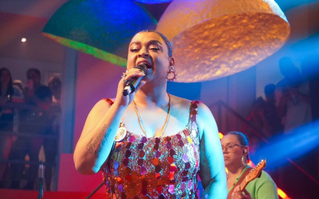 Expresso 2222: Preta Gil sobe ao palco do Cortejo Afro e canta com Ju Moraes