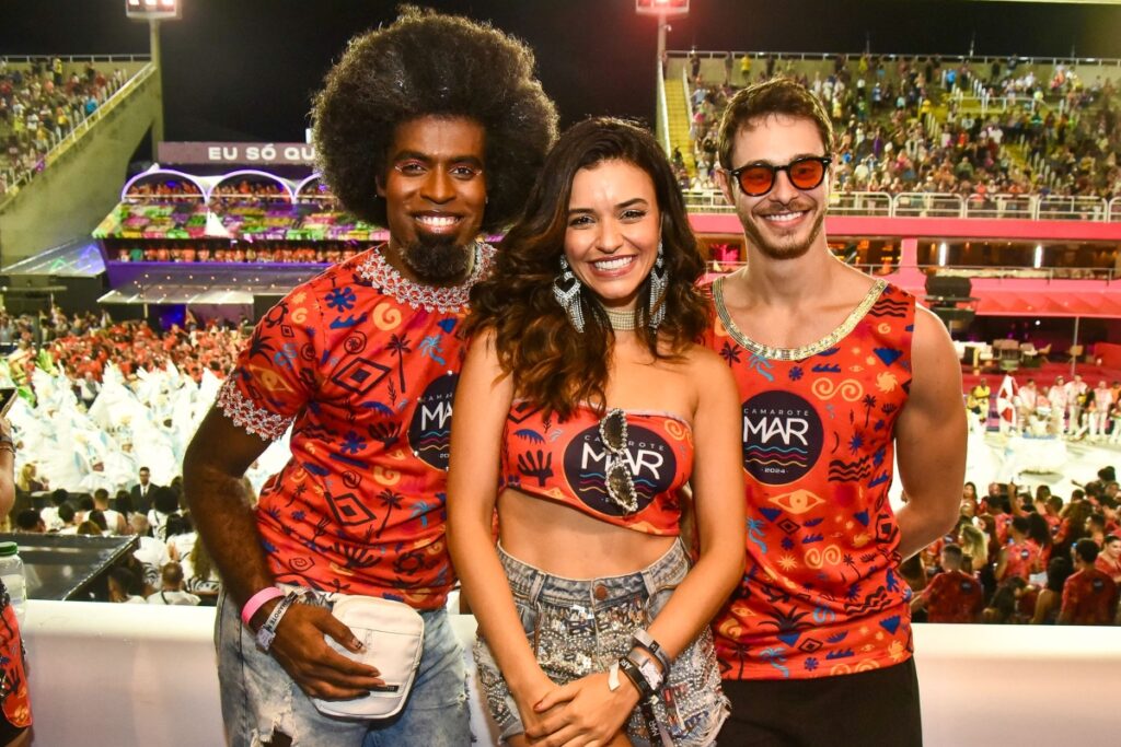 Carnaval RJ - Guilherme Anacleto, Talita Younan e Michel Joelsas de camisa vermelha com logo preta, do Camarote MAR, na Sapucaí