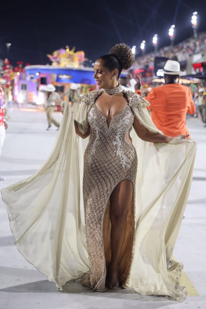 Carnaval RJ - Valéria Valenssa de vestido prata, com capa transparente, desfilando na Sapucaí  