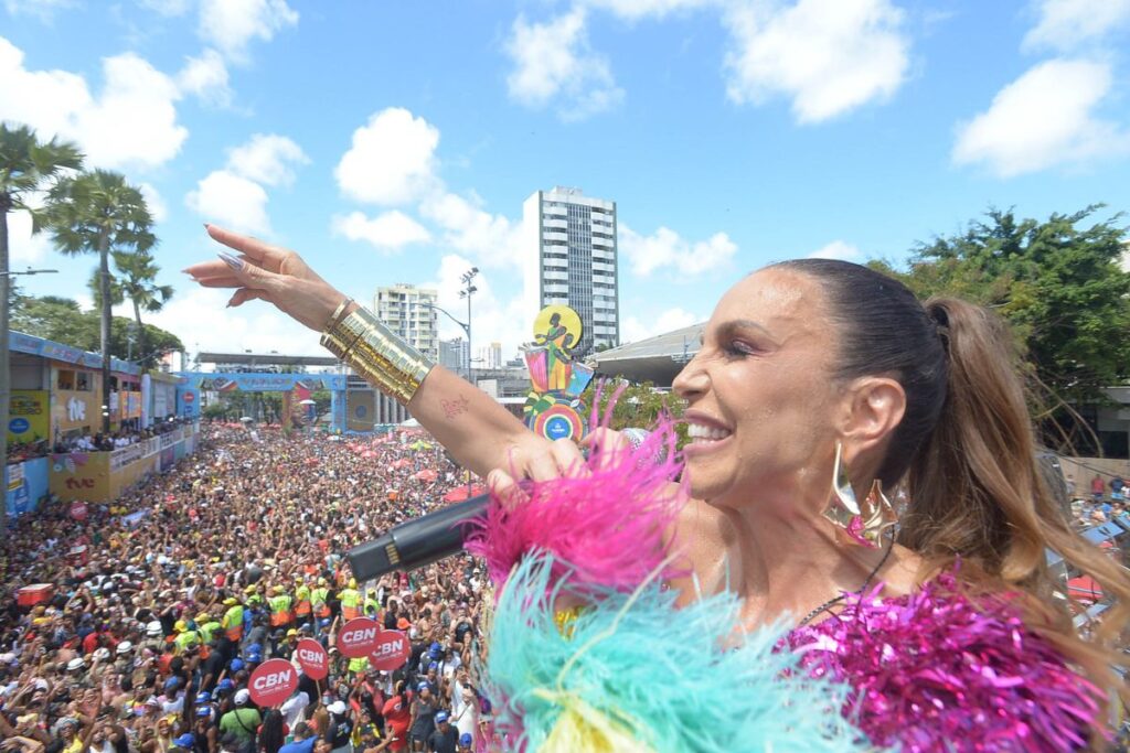 Ivete Sangalo comandando trio em Salvador