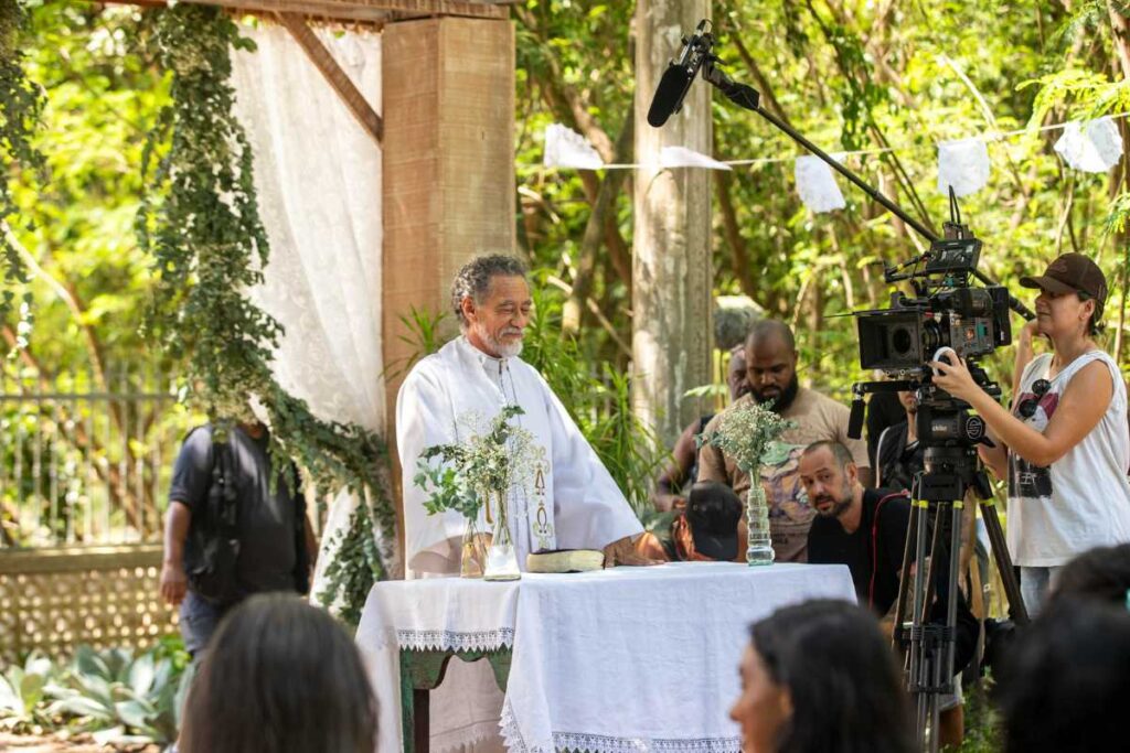 Father Santo () at the wedding of José Inocêncio (Marcos Palmeira) and Mariana (Theresa Fonseca) in Renascer