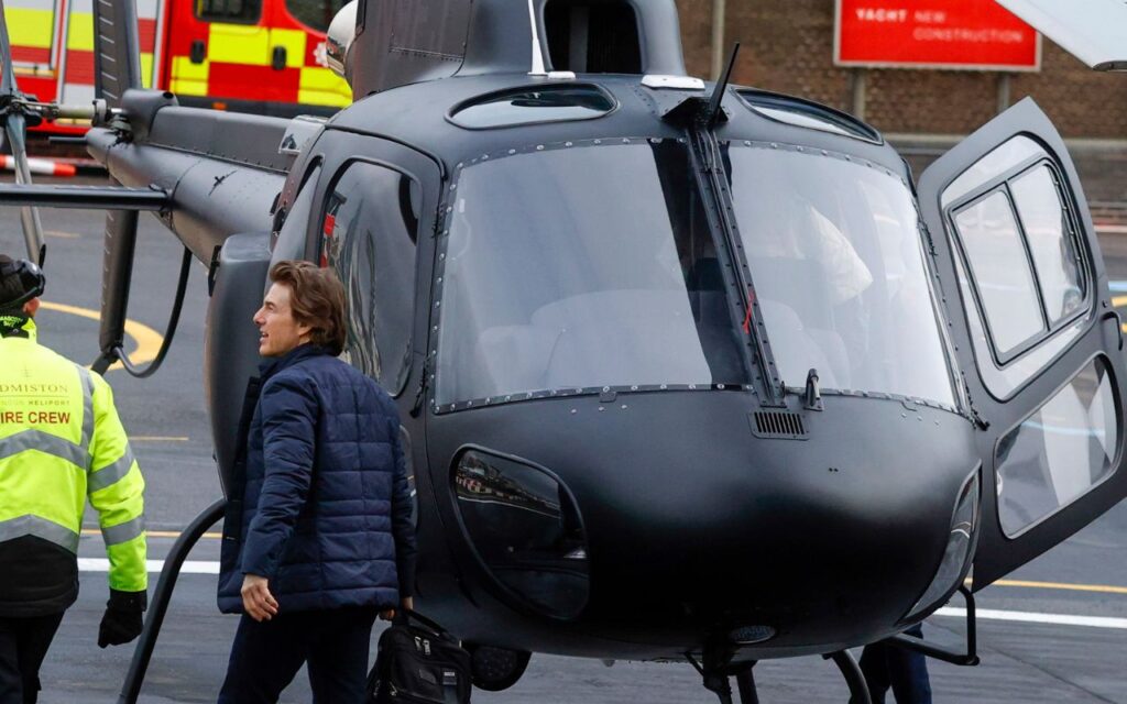 Tom Cruise embarcando em seu helicóptero - Grosby Group