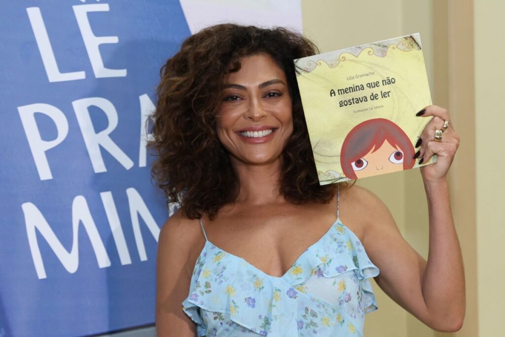 Juliana Paes holding the book The Girl Who Didn't Like Reading