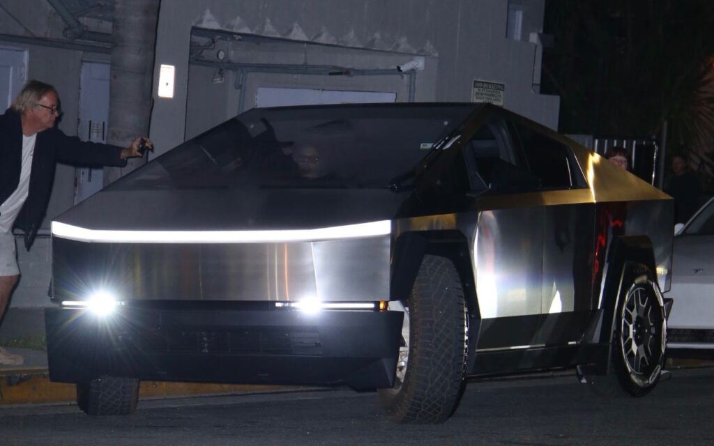 Justin Bieber and Hailey go to Church driving a Tesla Cybertruck – Photo: Grosby Group