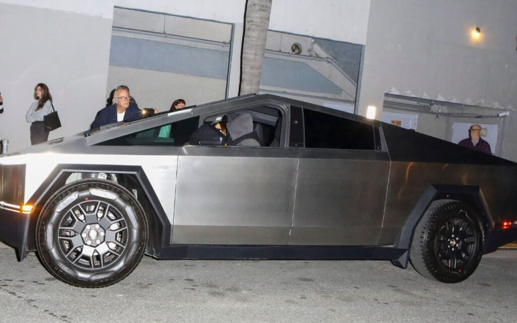 Justin Bieber and Hailey go to Church using a powerful and different car – Photo: Grosby Group
